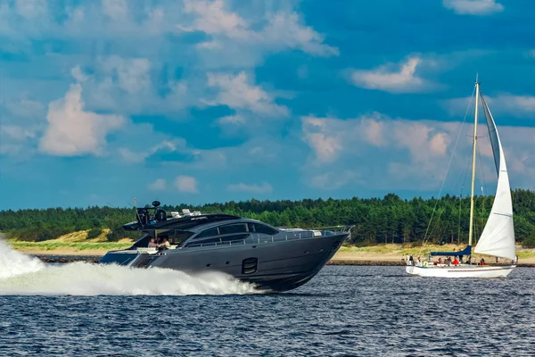 Grå motor yacht i flytta — Stockfoto