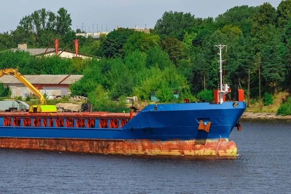 Modrá nákladní loď — Stock fotografie