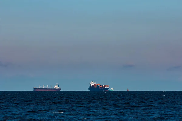 Mavi konteyner gemisi Baltık Denizi — Stok fotoğraf