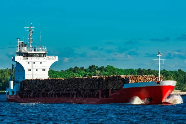 Kargo gemisi ile wood — Stok fotoğraf