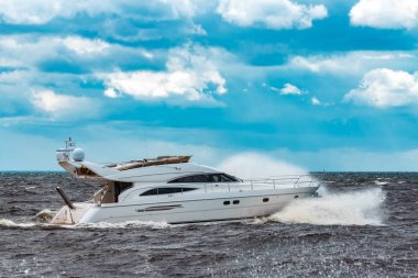 Beyaz sürat teknesi eylem