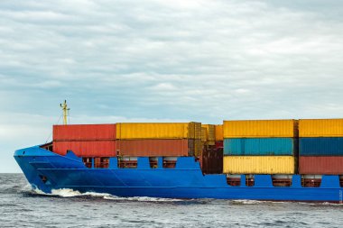 Yeni mavi konteyner gemisi