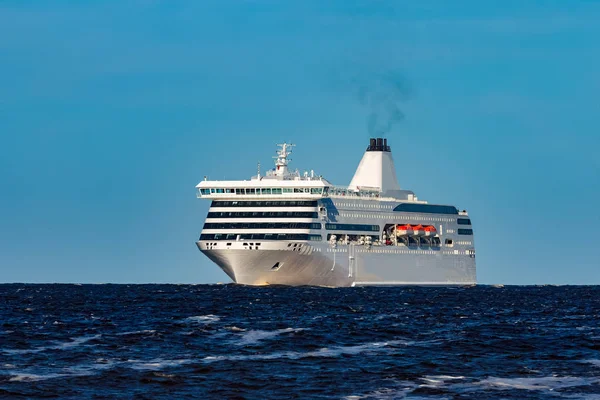 White passenger ship underway — Stock Photo, Image