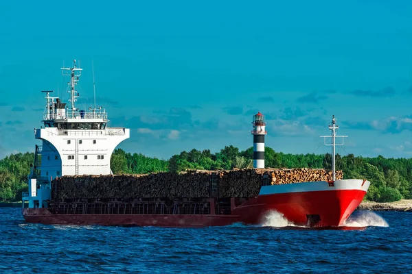 Kargo gemisi ile wood — Stok fotoğraf