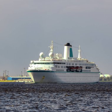 Beyaz cruise liner City