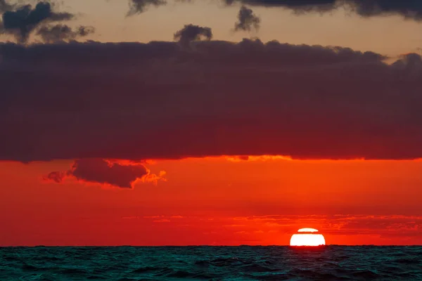 Romantic sunset over the sea — Stock Photo, Image