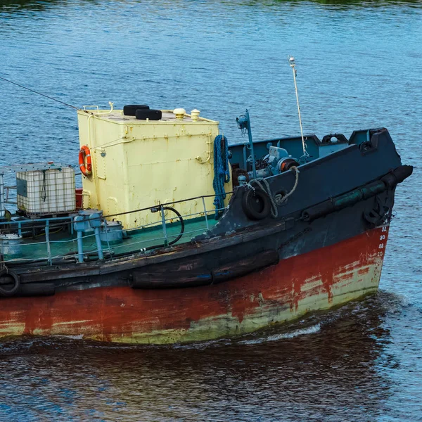 Altes Schlepper-Schiff unterwegs — Stockfoto