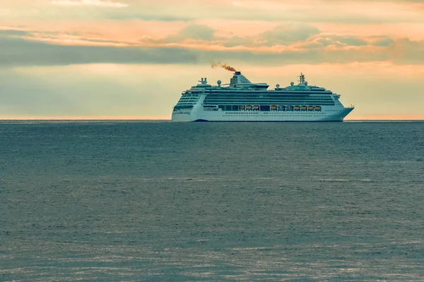 Kreuzfahrtschiff im Sommer — Stockfoto