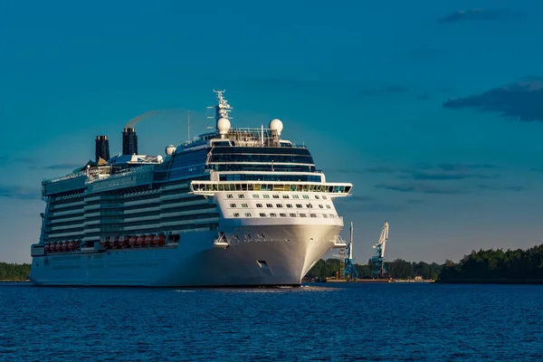 Beyaz Dev cruise liner