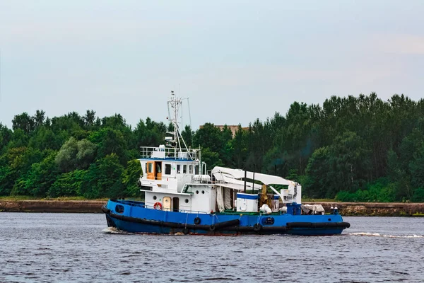 Blue tug ship underway — Stock Photo, Image