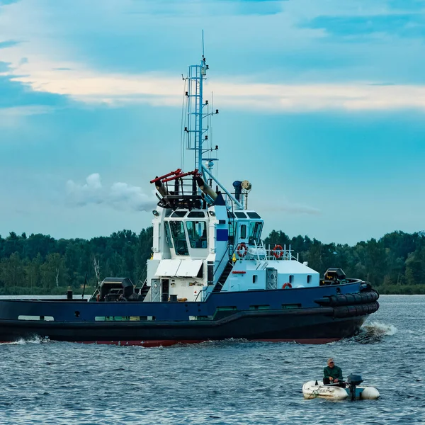 Zwarte sleepboot schip aan de gang — Stockfoto