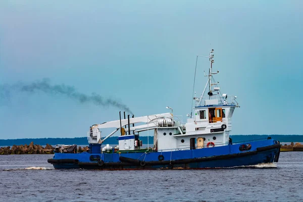 Navio rebocador azul em andamento — Fotografia de Stock