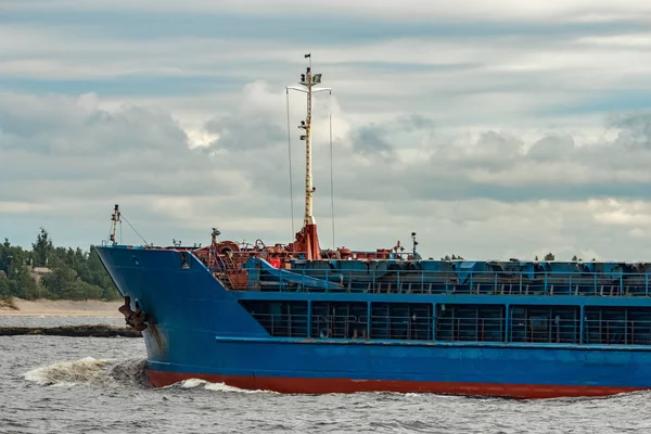 Modrá nákladní loď probíhají — Stock fotografie