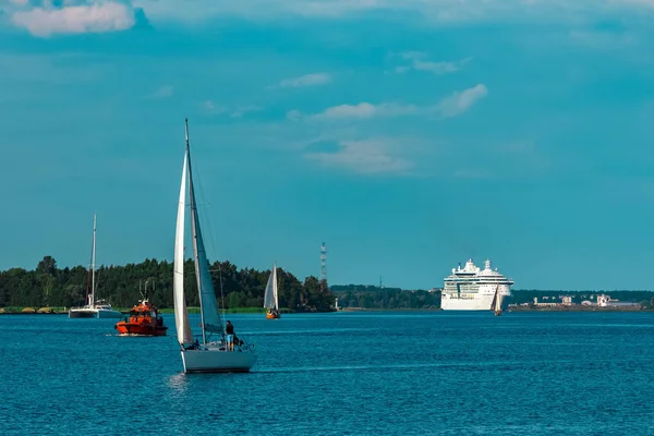 Barca a vela bianca in viaggio a Riga — Foto Stock