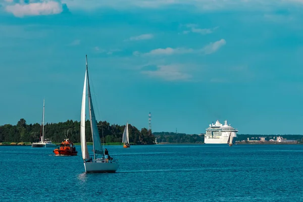 Voilier blanc voyageant à Riga — Photo