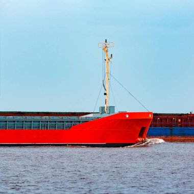 Turuncu kargo gemisi