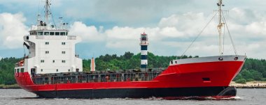 Kırmızı kargo gemisi