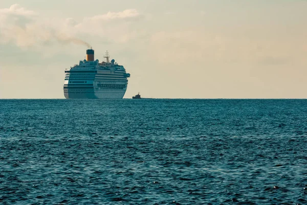 Large royal cruise liner — Stock Photo, Image