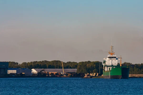 Green cargo fartyget i hamn — Stockfoto