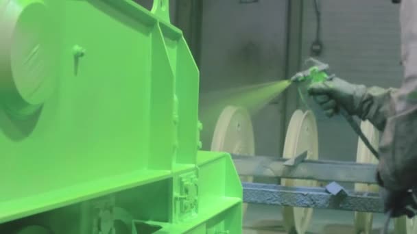 Handbemalung Einer Metalloberfläche Mit Der Spritzpistole Auf Grüne Farbe — Stockvideo