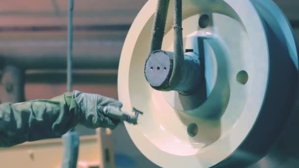 Amorçage à la main d'une surface métallique par pistolet pulvérisateur à jaune clair 