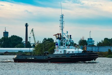 Siyah römorkör gemi terminal kargo taşıma. Endüstriyel hizmet