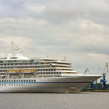 Beyaz cruise liner Baltık Denizi bulutlu günde yelken