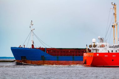 Alma mal. Riga bağlantı noktasına hareket büyük mavi kargo gemisi
