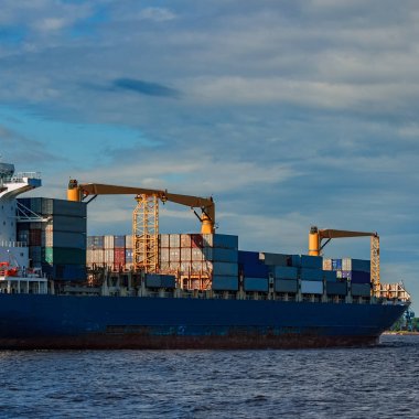 Mavi konteyner gemisi. Dünya lojistik ve üretim transfer