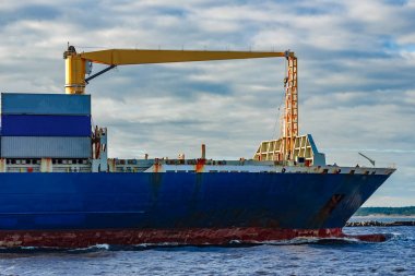 Mavi konteyner gemisi. Dünya lojistik ve üretim transfer