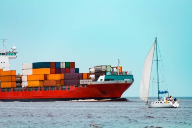 Kırmızı konteyner gemisi. Lojistik ve üretim ihracat