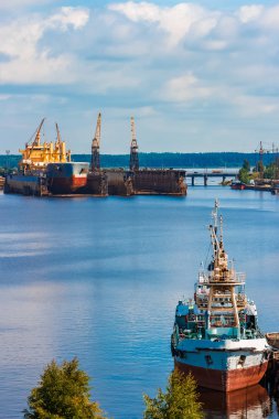 Dock eski tersanesinde duran sarı toplu taşıyıcı