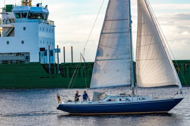 Mavi Yelkenli karşı Riga kargo gemisiyle seyahat