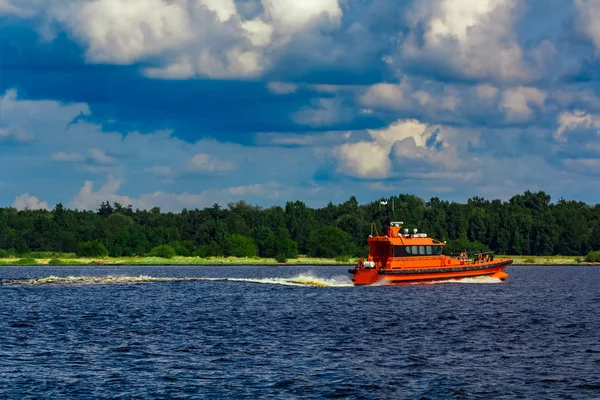 Barco Piloto Naranja Que Mueve Por Río Europa Servicio Rescate — Foto de Stock