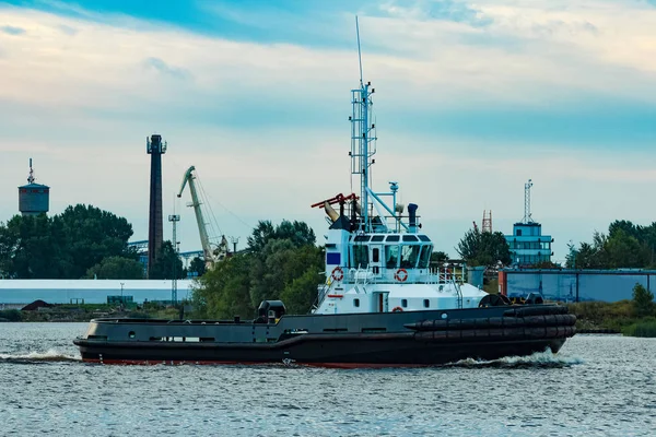 Μαύρο Ρυμουλκό Πλοίο Κινείται Προς Τερματικό Φορτίου Υπηρεσία Βιομηχανικής — Φωτογραφία Αρχείου