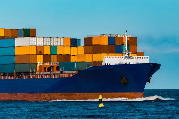 Mavi konteyner gemisi seyahat. Lojistik ve nakliye sanayi