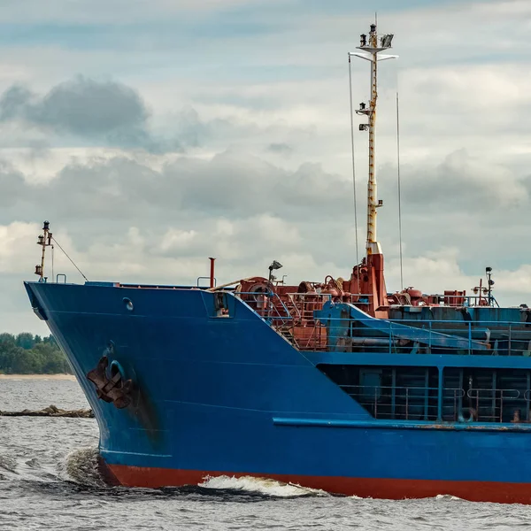 Warenimport Großes Blaues Frachtschiff Bewegt Sich Riga Port — Stockfoto