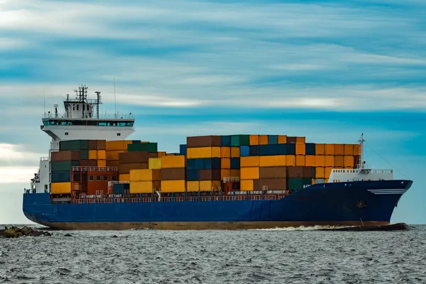 Buque Portacontenedores Azul Completamente Cargado Moviéndose Desde Mar —  Fotos de Stock