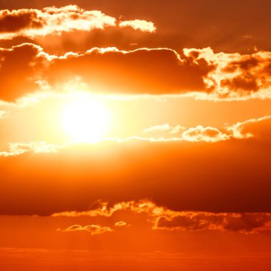 Baltık Denizi üzerinde sıcak ve romantik günbatımı. Sakin manzara