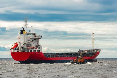 Kırmızı yeni kargo gemisi yurt dışında hareket. Avrupa'nın ürün ihracat