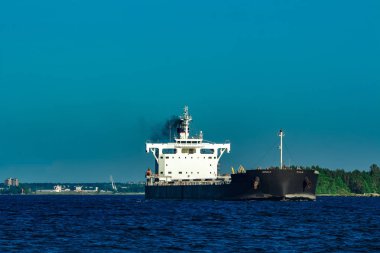 Baltık Denizi-açık gün hareketli siyah kargo gemisi