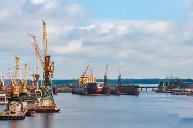 Dock eski tersanesinde duran sarı toplu taşıyıcı