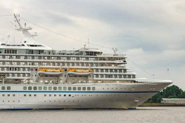 Beyaz cruise liner Baltık Denizi bulutlu günde yelken