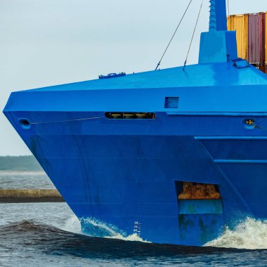 Mavi kargo konteyner gemisi tam devam yüklü