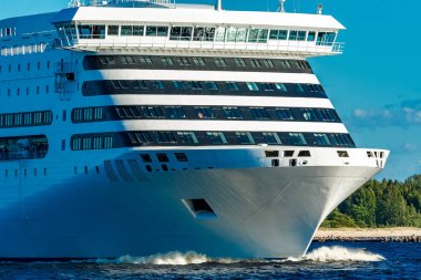 Baltık Denizi açık gün yelken büyük beyaz yolcu gemisi