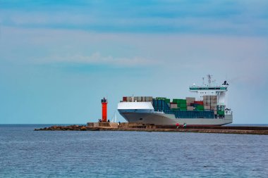 Gri konteyner gemisi. Lojistik ve üretim alma