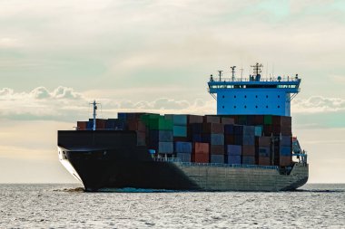 Siyah konteyner gemisi. Global lojistik ve üretim transfer