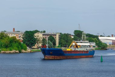 Mavi kargo gemisi ile bağlantı noktasına hareket uzun ulaşmak Ekskavatör