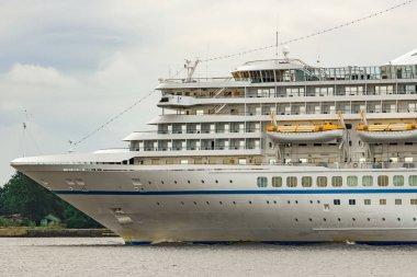 Beyaz cruise liner Baltık Denizi bulutlu günde yelken