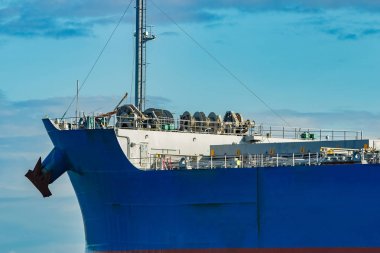 Alma mal. Riga bağlantı noktasına hareket büyük mavi kargo gemisi